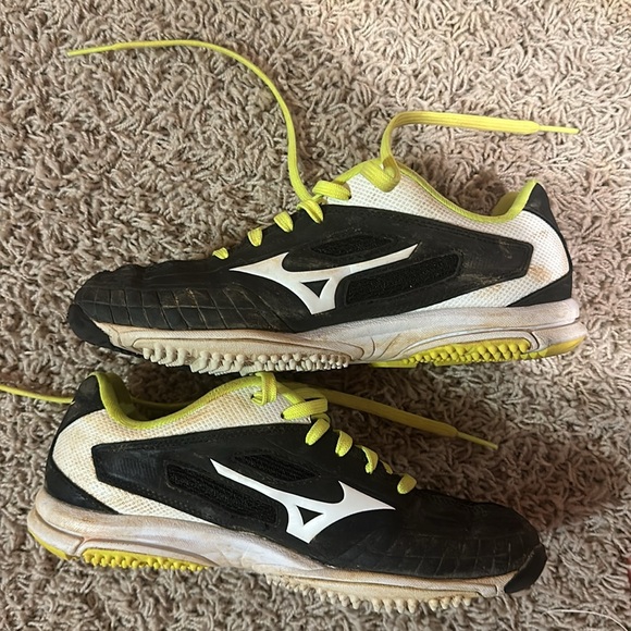 Mizuno Women’s Turf Shoes - Picture 9 of 9